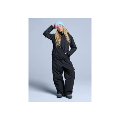 Vrouw in zwart skipak met paarse muts - winterkleding voor snowboarden en skiën