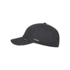 Donkergrijze pet met gebogen klep en metalen logo badge - baseball cap zijkant aanzicht
