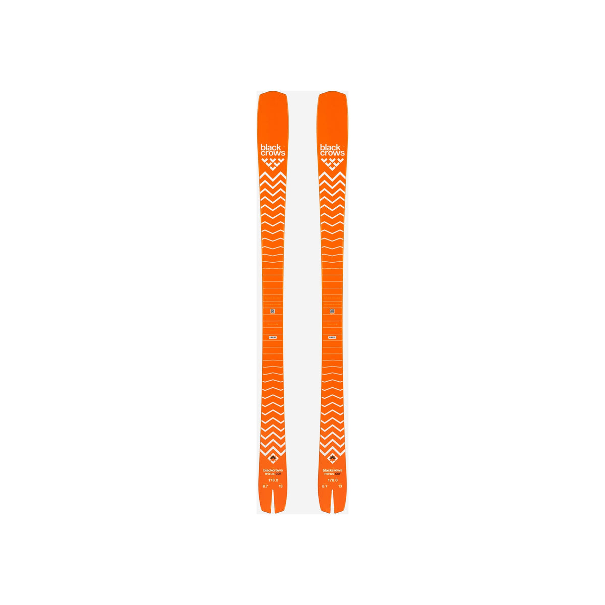 Oranje touwen met witte zigzag patronen en logo's, geïsoleerd op witte achtergrond