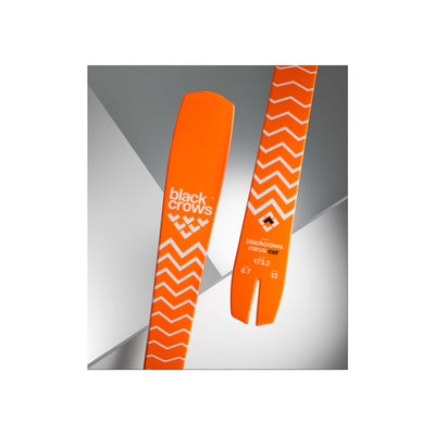 Black Crows Skis met oranje zigzag patroon en logo, close-up van ski tips op witte achtergrond