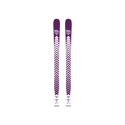 Paarse ski's met wit chevron patroon en Black Crows logo, vooraanzicht met bindingen