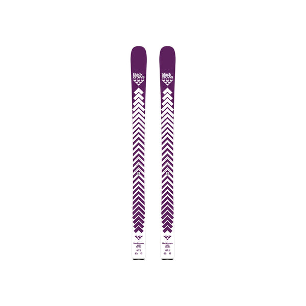 Paarse ski's met wit chevron patroon en Black Crows logo, vooraanzicht met bindingen
