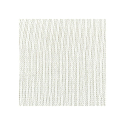 Witte gebreide stof met verticale ribbel textuur, close-up weergave