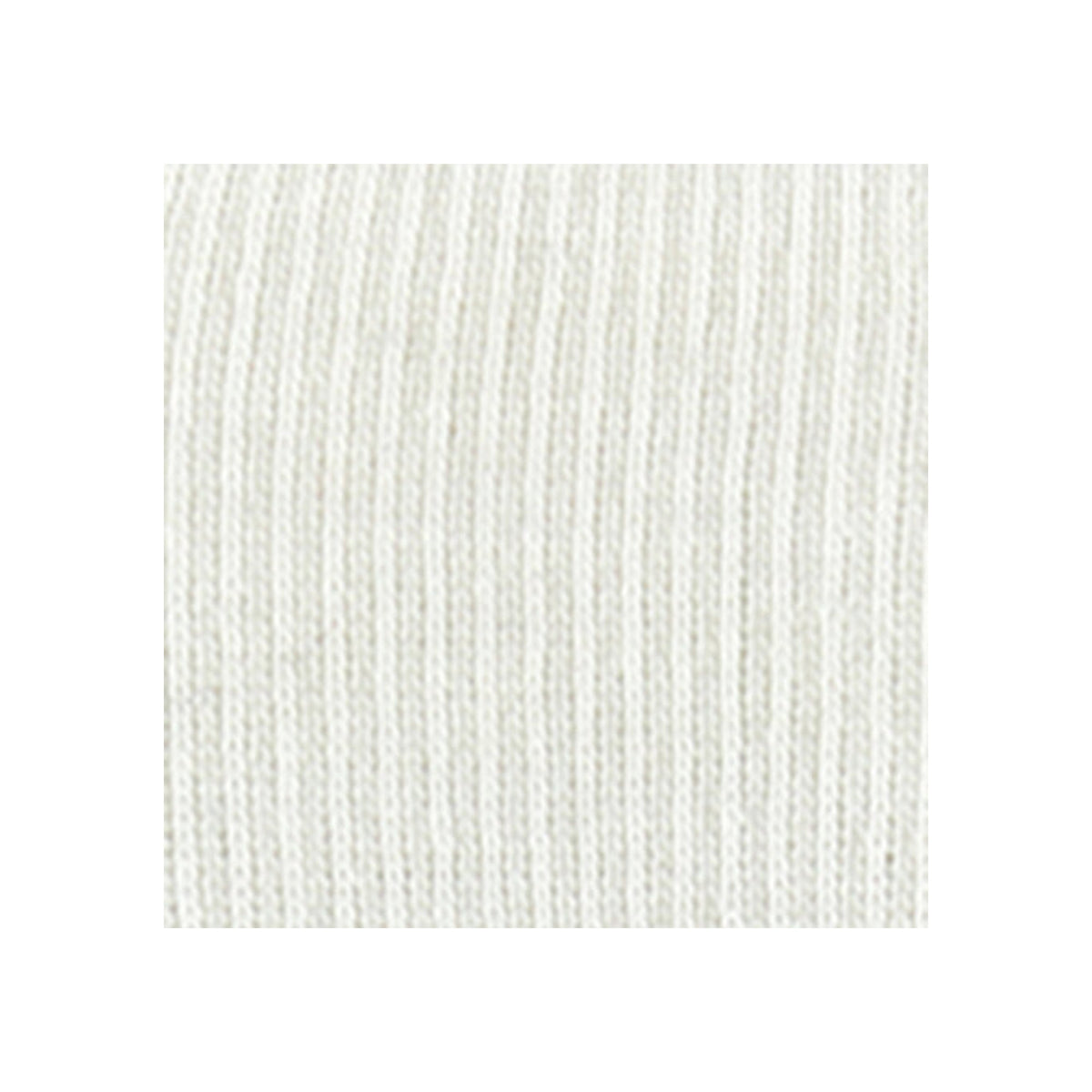 Witte gebreide stof met verticale ribbel textuur, close-up weergave