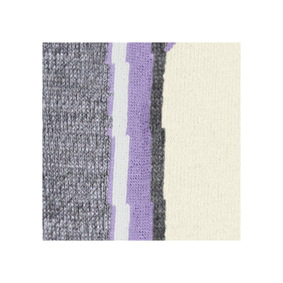 Close-up van gebreid textiel met grijze, lila en crème strepen en natuurlijke textuur