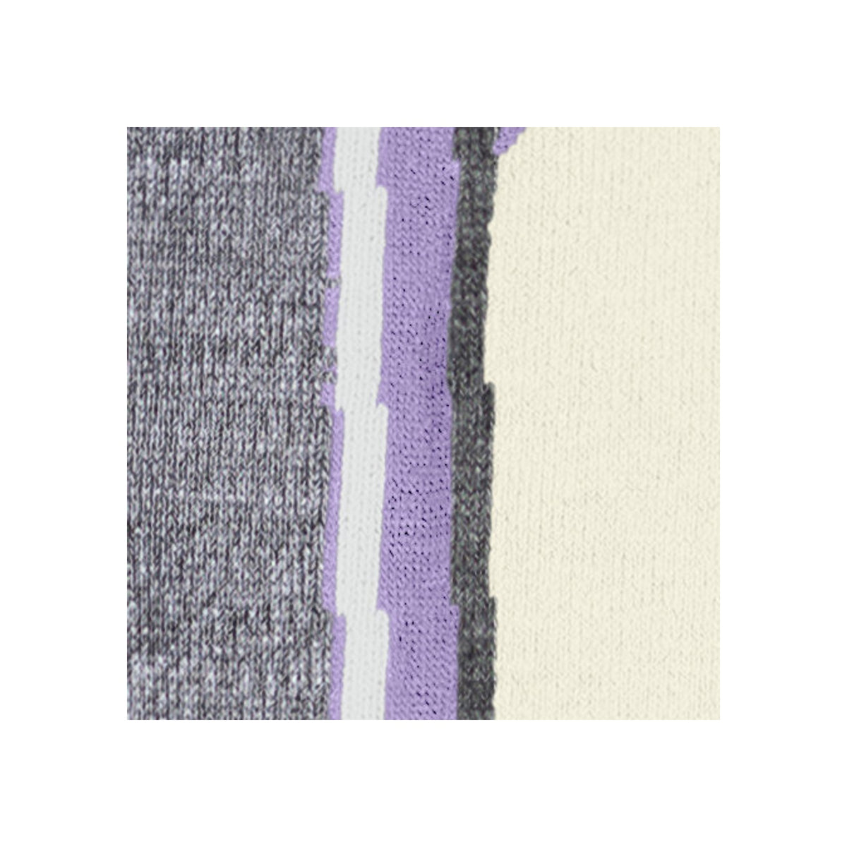 Close-up van gebreid textiel met grijze, lila en crème strepen en natuurlijke textuur