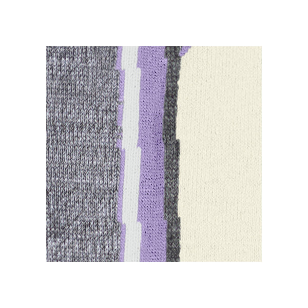 Close-up van gebreid textiel met grijze, lila en crème strepen en natuurlijke textuur