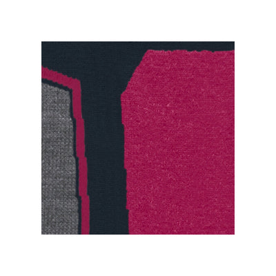 Detailweergave van magenta en grijze stoffen met contrasterende texturen en randen op donkere achtergrond