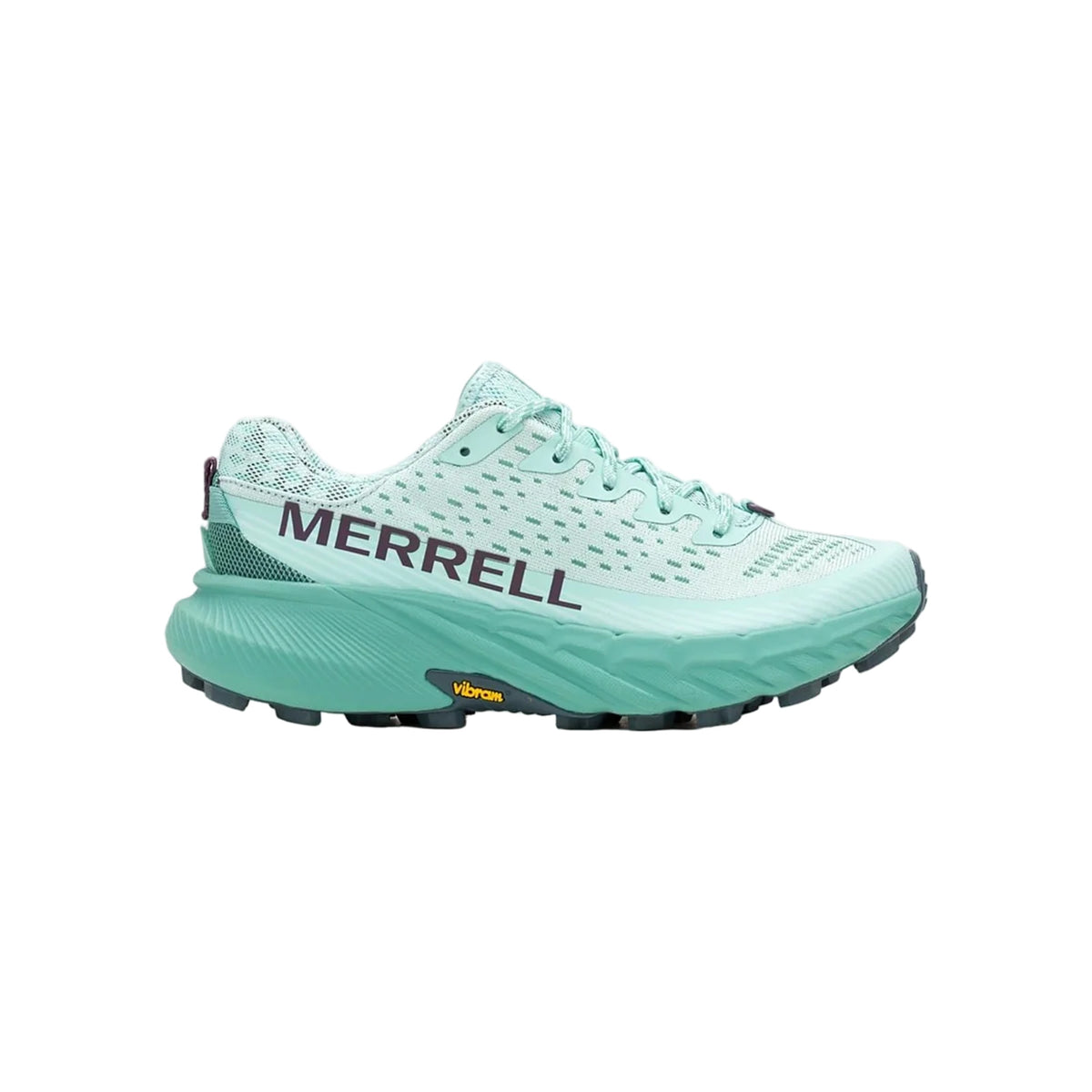 Merrell mintgroene trailrunning schoen met Vibram-zool, zijaanzicht op witte achtergrond