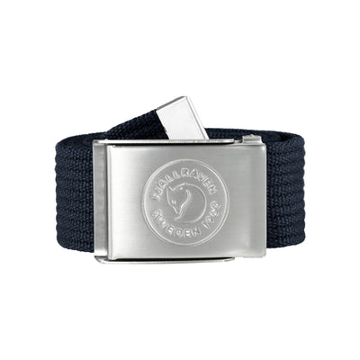 Fjällräven canvas riem met zilveren gesp en geëtst logo in zwart