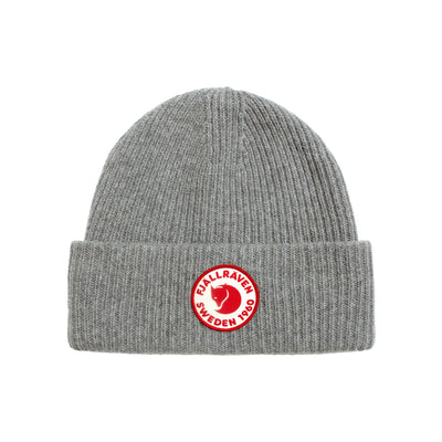 Fjällräven grijze gebreide muts met rood-wit rond logo patch