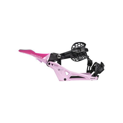 Roze snowboard binding met zwarte riemen en verstelbare gespen, zijaanzicht op witte achtergrond