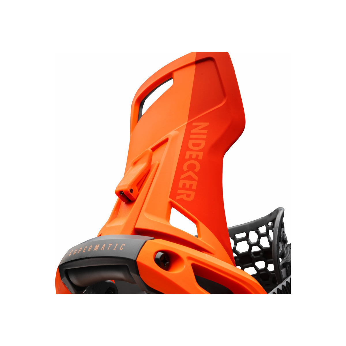 Oranje snowboard binding highback met RIDE logo en verstelbare forward lean mechanisme close-up