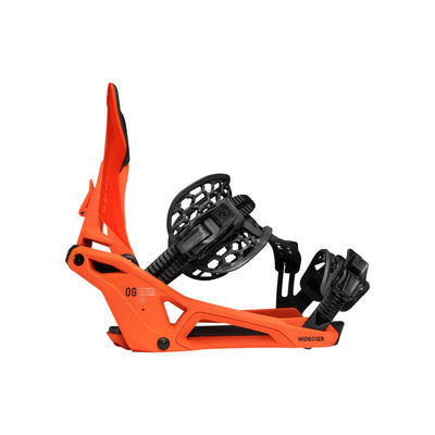 Oranje snowboardbinding met zwarte ratchet gespen en highback, zijaanzicht op witte achtergrond