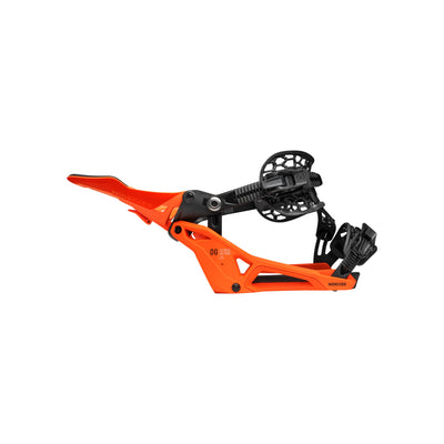 Oranje snowboardbinding met zwarte ratchet gesp en verstelbare straps, zijaanzicht op witte achtergrond