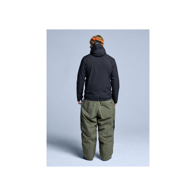 Achterkant van man met zwarte hoodie en olijfgroene broek op grijze achtergrond - streetwear mode