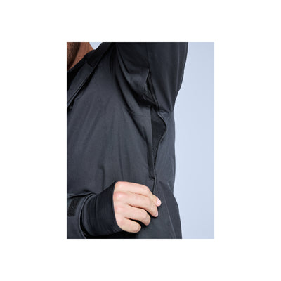 Close-up van zwarte damesjack met zakdetail en lange mouwen, sportieve uitstraling