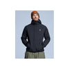 Man draagt zwarte softshell jas met capuchon en groene broek, winter outdoorkleding