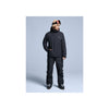 Man in zwarte ski-jas en broek met skibril op hoofd, complete wintersport outfit voor heren