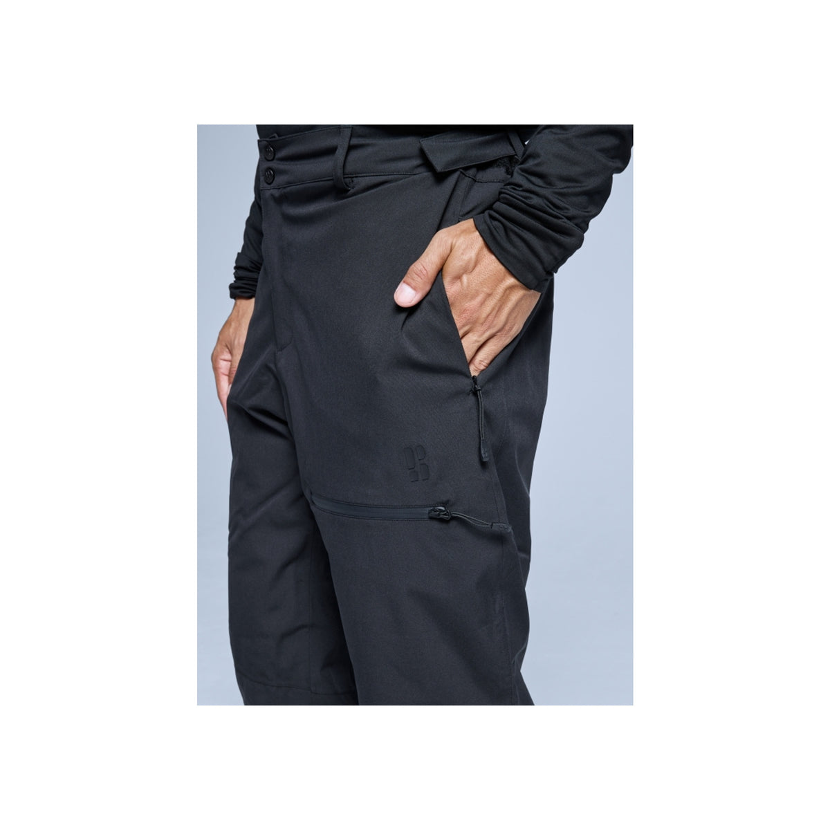 Zwarte werkbroek met zijzak, hand in zak getoond, duurzaam cargo broek detail