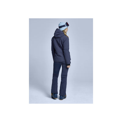 Vrouw in marineblauwe ski-jas en broek, achterkant - wintersportkleding dames