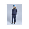 Vrouw in blauwe ski-jas en broek met muts en handschoenen, complete wintersport outfit