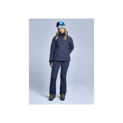 Vrouw in blauwe ski-jas en broek met muts en handschoenen, complete wintersport outfit