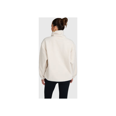 Beige fleece sweater met korte ritssluiting en opstaande kraag, achterkant, gedragen door model