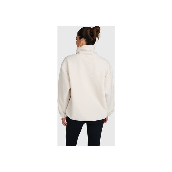 Beige fleece sweater met korte ritssluiting en opstaande kraag, achterkant, gedragen door model