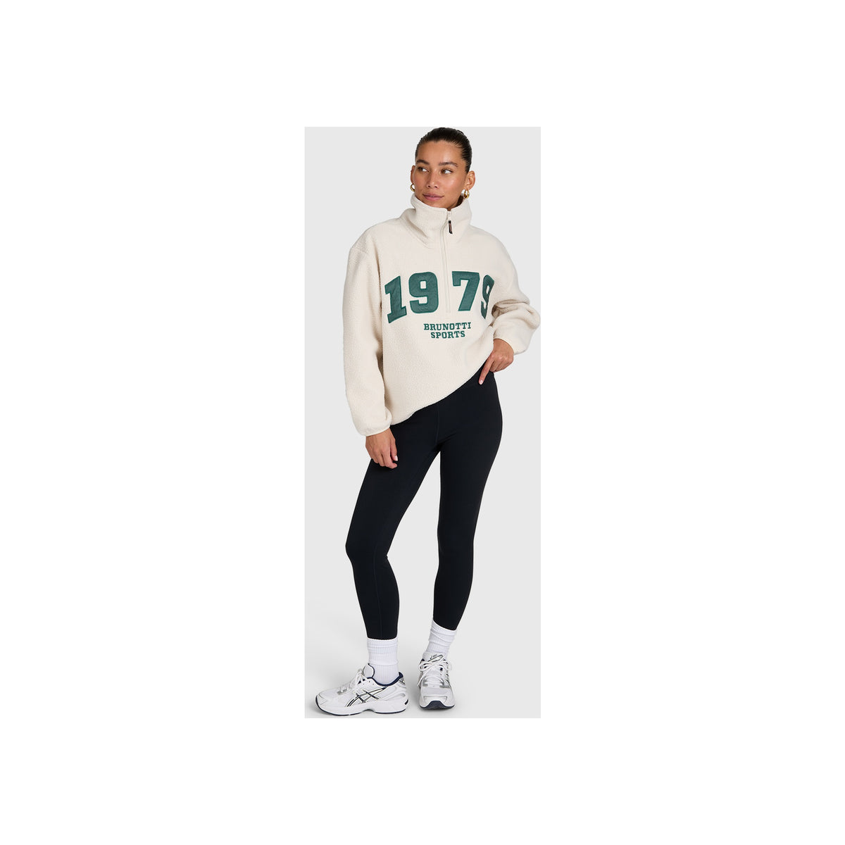 Crèmekleurige sweater met groene '1970'print en zwarte legging sportoutfit voor dames