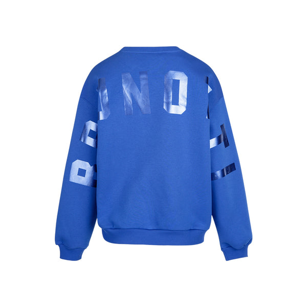 Blauwe sweater met witte 'BEYOND' tekst op mouwen en achterkant, ronde hals en elastische boorden