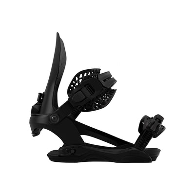 Zwarte snowboard binding met verstelbare riemen en hoogback, zijaanzicht op witte achtergrond