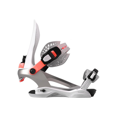Grijze snowboardbinding met rode details en verstelbare gespen, zijaanzicht op witte achtergrond