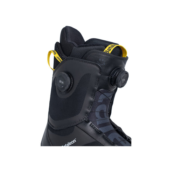 Zwarte snowboardboot met Boa draaisluitingssysteem en gele accenten, close-up van de sluiting