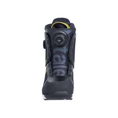 Zwarte snowboardboot voorkant met draaisluiting en gele accenten, professionele productfoto