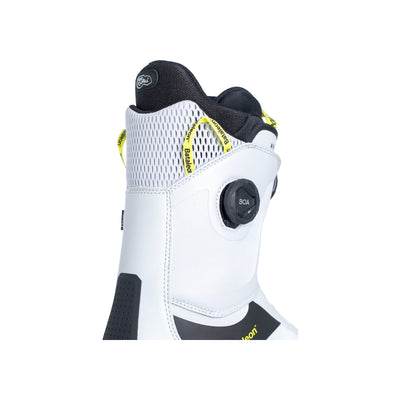 Witte snowboardboot met BOA-draaisluitingssysteem, gele accenten en zwarte details op hiel en teen