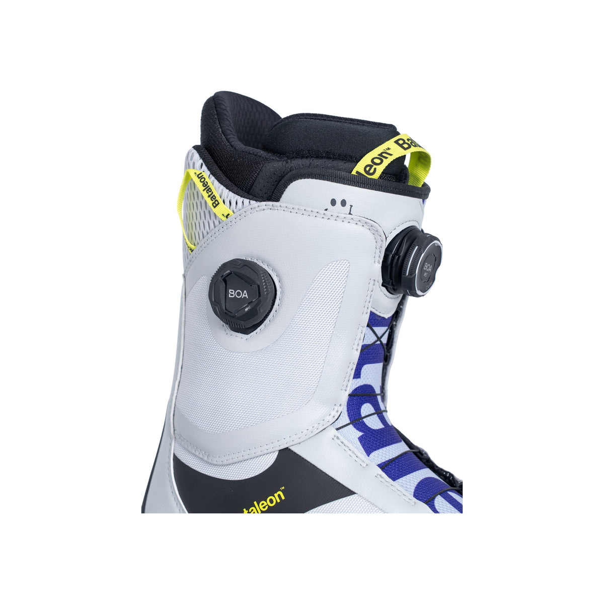 Witte snowboardboot met Boa-draaisluiting en gele details, close-up van de enkel en sluitsysteem