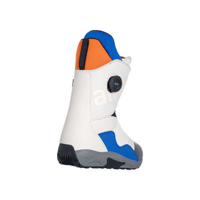 Witte snowboardboot met blauwe en oranje accenten en BOA draaisluiting, zijaanzicht