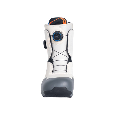 Witte snowboardboot met BOA-sluitsysteem en grijze teen, zijaanzicht van sportieve winterschoen