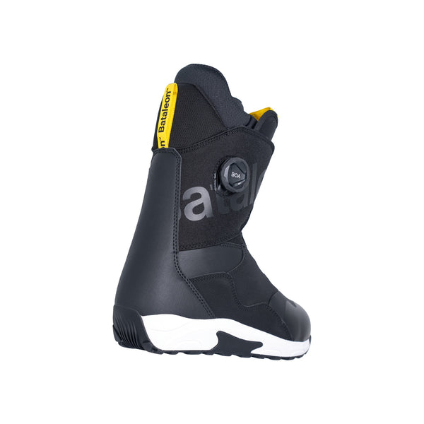 Zwarte snowboardboot met BOA-sluitsysteem en gele accenten, zijaanzicht
