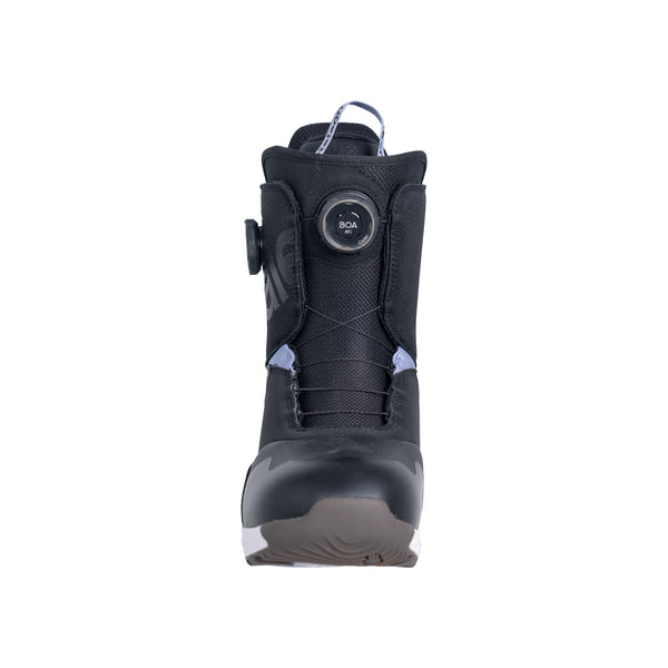 Zwarte snowboardboot voorkant met draaisluiting en vetersysteem voor optimale pasvorm