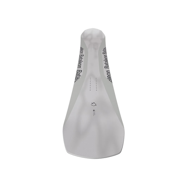 Witte porseleinen urinoir met vintage design en merkinscriptie