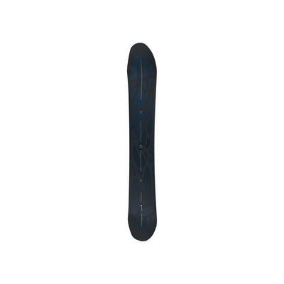 Zwarte snowboard met blauwe accenten, zijaanzicht op witte achtergrond