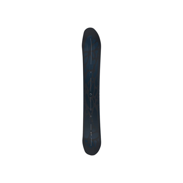 Zwarte snowboard met blauwe accenten, zijaanzicht op witte achtergrond
