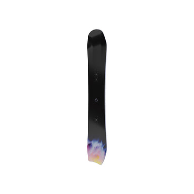 Zwarte snowboard met kleurrijk regenboog tip design - wintersport equipment voor freeride en freestyle