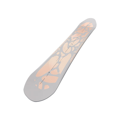 Skateboard deck met oranje grafische print en abstract design op grijze achtergrond