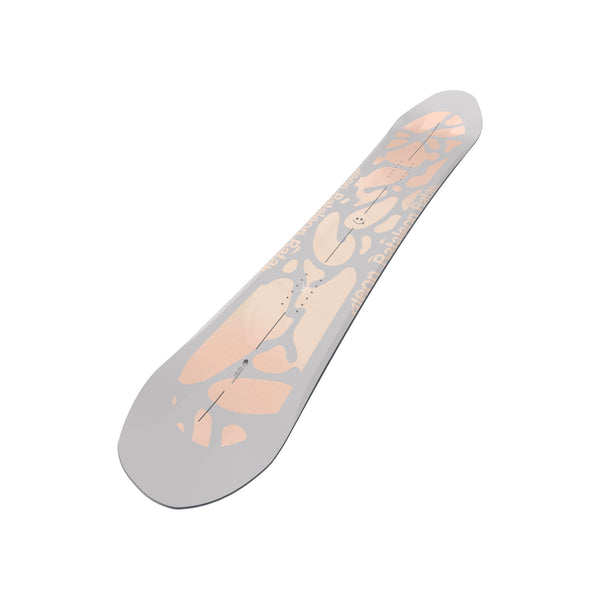 Skateboard deck met oranje grafische print en abstract design op grijze achtergrond