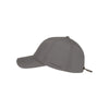 Grijze baseballcap met gebogen klep en verstelbare sluiting aan de achterkant