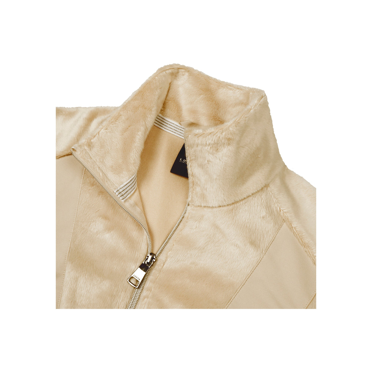 Beige fleece vest met rits en opstaande kraag, close-up van kraag en ritssluiting