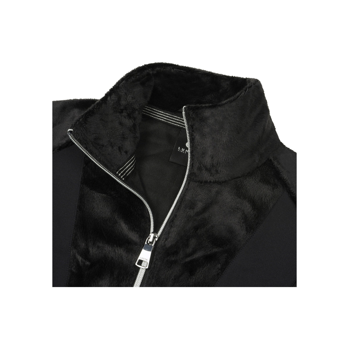 Zwarte fleece trui met ritssluiting en opstaande kraag, close-up van kraag en rits